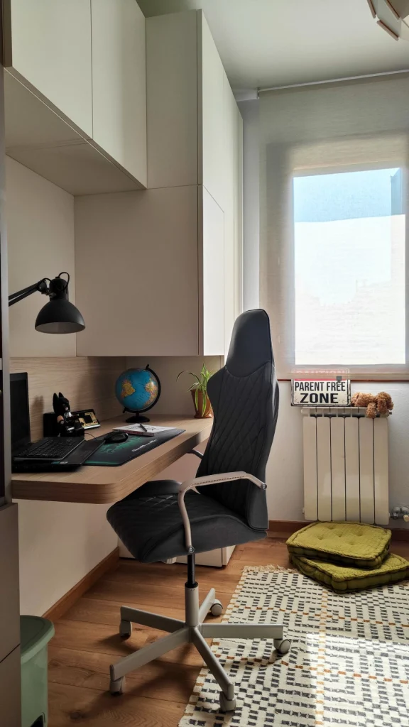 Scrivania e libreria Nidi