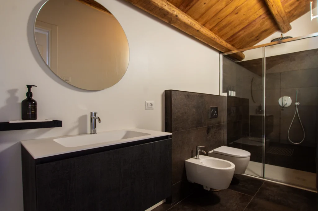 bagno cieco con travi a vista