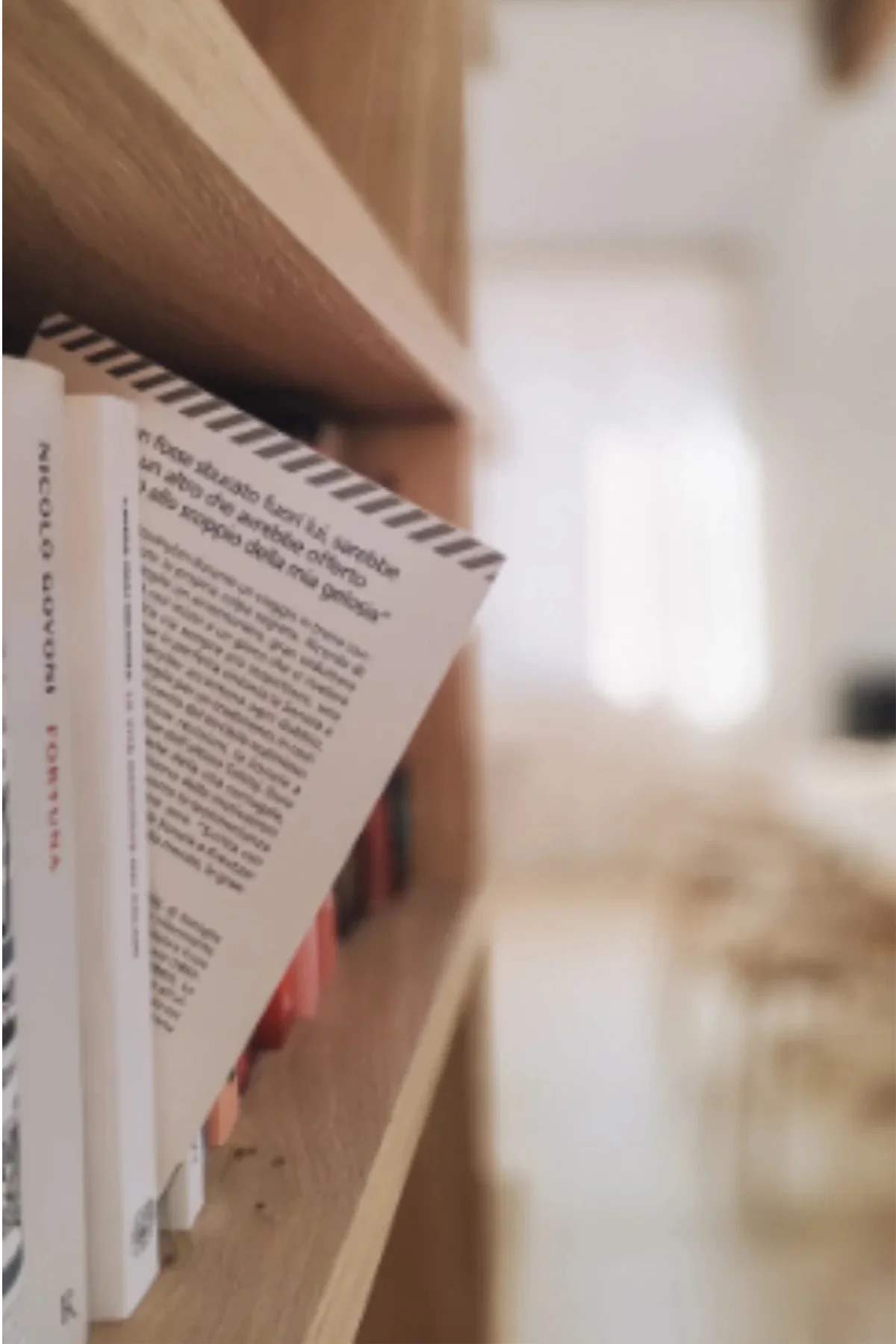 dettaglio libreria custom in rovere